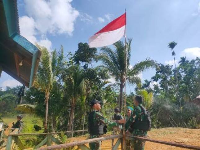 Menyambut HUT RI Ke-77 Tahun, Satgas Yonif 126KC Kibarkan Bendera Merah Putih di Rumah Masyarakat Perbatasan Papua