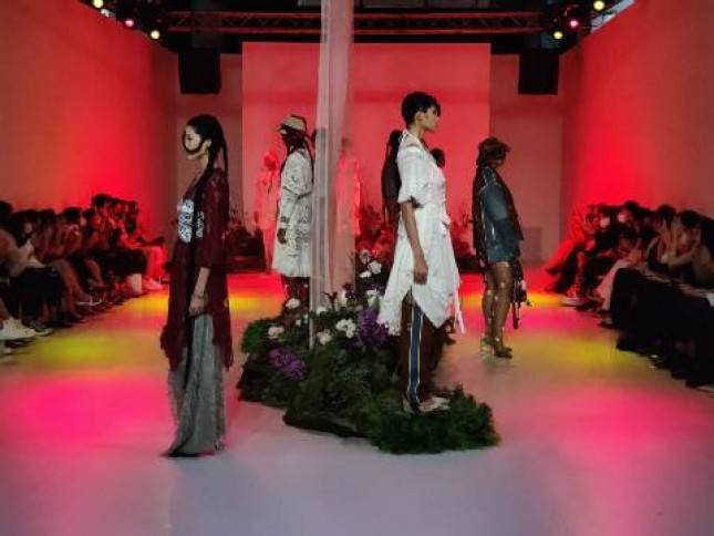 OPPO Bazaar Fashion Festival Jadi Fashion Show Didokumentasikan demham  Smartphone OPPO Find X5 Pro 5G