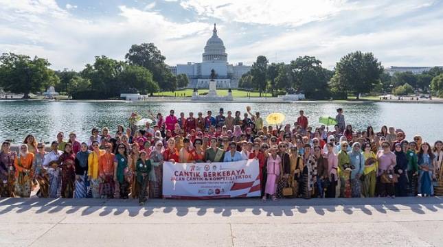 Dukung Gerakan 'Kebaya Goes to UNESCO', Ratusan Warga dan Diaspora Indonesia Ikuti Parade 'Cantik Berkebaya'