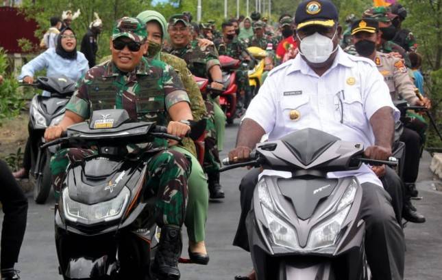 Danrem 174 ATW Merauke Dampingi Mayjen TNI Teguh Muji Angkasa Kunjungan Kerja Ke Kabupaten Asmat Papua