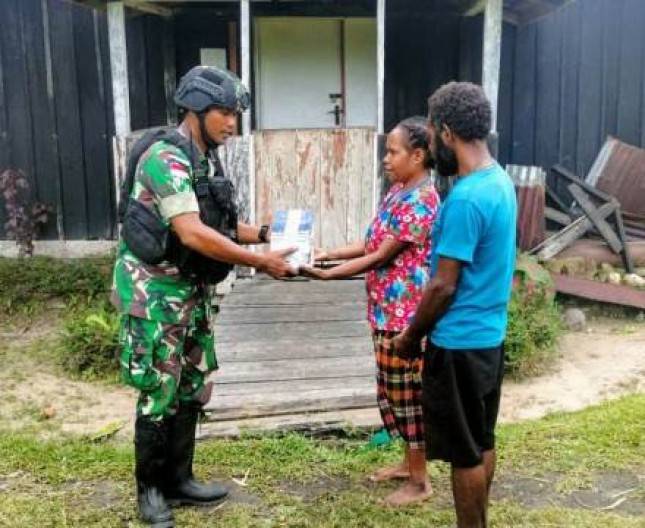Satgas Pamtas Yonif Raider 142 KJ Bagikan Al Kitab di Yalimo