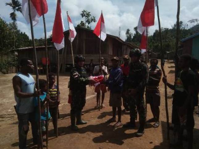 Satgas Yonif 126 KC Kibarkan Bendera Merah Putih Diujung Perbatasan 