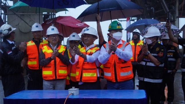 Pastikan Hilirisasi di Freeport Berjalan, Bahlil Lepas Kapal Pengangkut Tembaga ke PT Smelting di Gresik