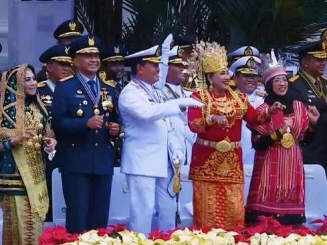  KASAL Laksmana TNI Yudo Margono dan Ibu Vero Berjoged di HUT Kemerdekaan RI