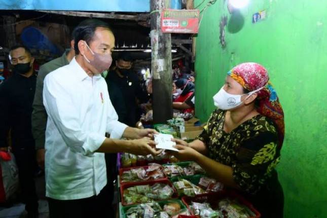 Pedagang Pasar Larangan Sidoarjo Jatim Terima Bansos dari Presiden Jokowi