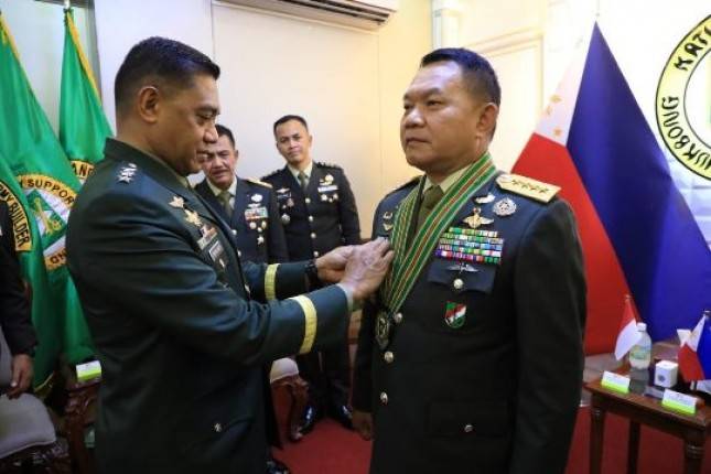KASAD Jenderal TNI Dudung Abdurachman  Terima Penghargaan  Combat Kagitingan Badge