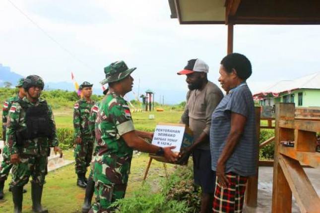 Dansatgas Pamtas Yonif Raider 142 KJ  Yalimo  Papua Bagikan Sembako