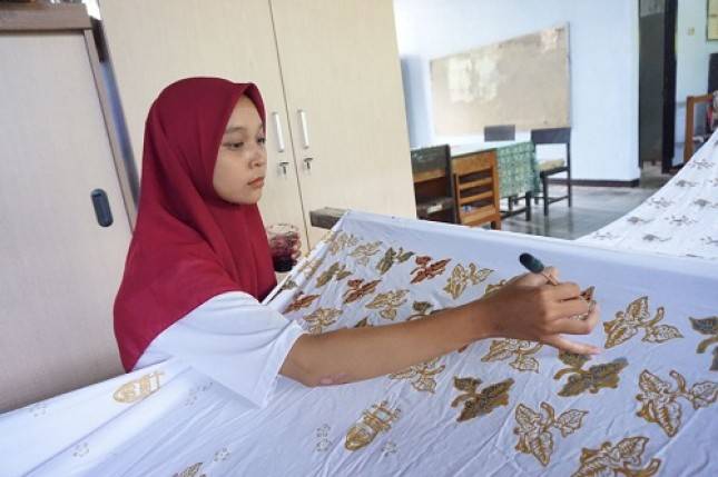Keren! Dikenal Hingga ke Luar Negeri, Inilah Teaching Factory yang Jadi Akses Batik Sasambo Karya SMKN 5 Mataram