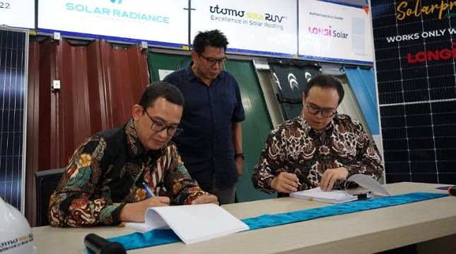Utomo SolaRUV dan Solar Radiance Teken Kontrak Payung Penyediaan Modul Surya Kelas Dunia