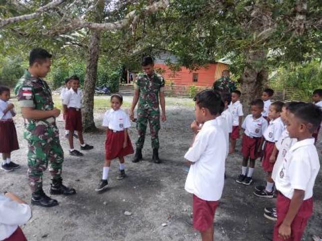 Satgas Yonarmed 1 Kostrad Latih Baris-Berbaris Siswa SD Tananahu