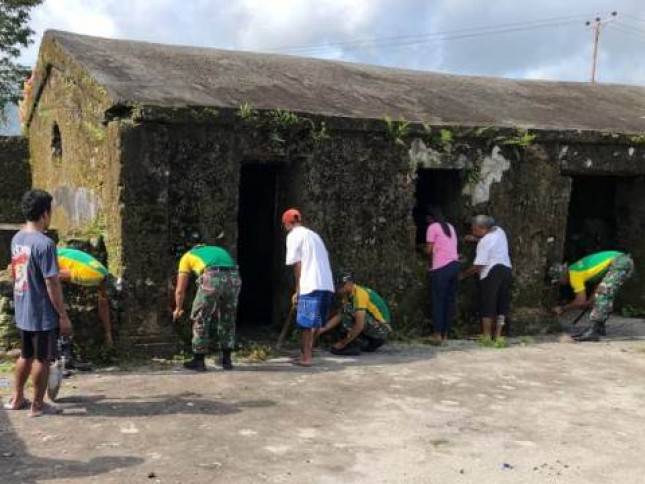 Satgas Yonarmed 1 Kostrad Maluku Tengah Bersihkan Area Benteng Hoorn