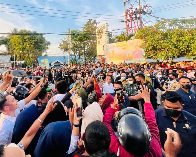 Tiba di Kota Baubau, Masyarakat Sambut  Kedatangan Presiden Jokowi