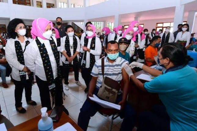 Ibu Iriana Joko Widodo Tinjau Vaksinasi Covid-19: Masyarakat Tetap Sehat