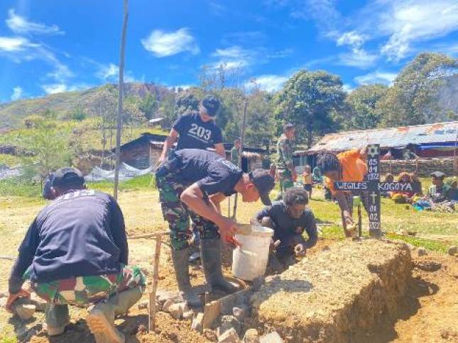 Satgas Pamtas Yonif Raider 142 KJ Gelar Bakar Batu Bersama Masyarakat  Timeria Papua