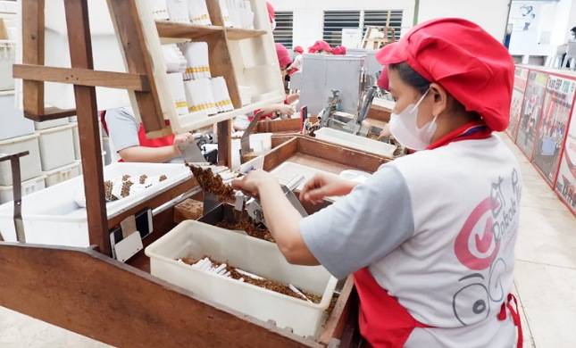 Kenaikan Cukai Rokok Kubur Mimpi Indah Buruh Linting