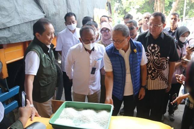 Food Station Operasi Pasar Turunkan Harga Beras, Warga Bahagia