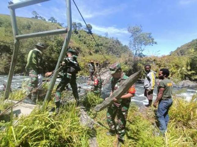 Koramil 1714-02 Ilu Puncak Jaya Papua Melaksanakan Karya Bakti dan Baksos  dengan Masyarakat 