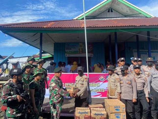 Satgas Yonif Raider 600 Modang Serahkan Bantuan Logistik Untuk Korban Kebakaran Agats