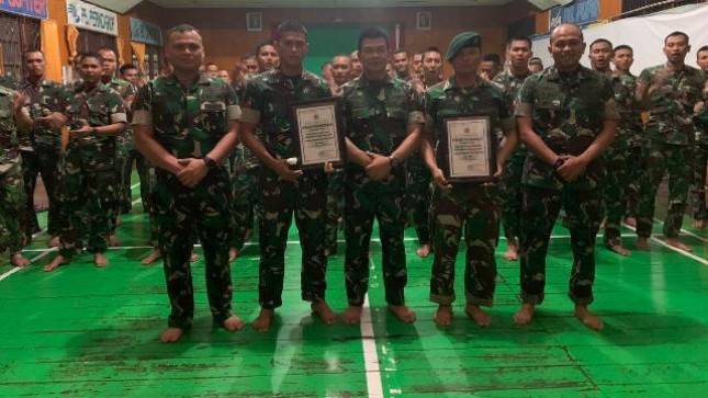 Aksi Heroik Dua  Personel TNI AD Padamkan Api Saat Kebakaran Di Kompleks Dolog Asmat Terima Penghargaan dari Danrem 174/ATW Merauke