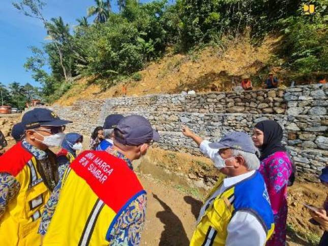 Menteri Basuki Tinjau Penanganan Longsoran dan Kecelakaan Sitinjau Lauik di Kota Padang