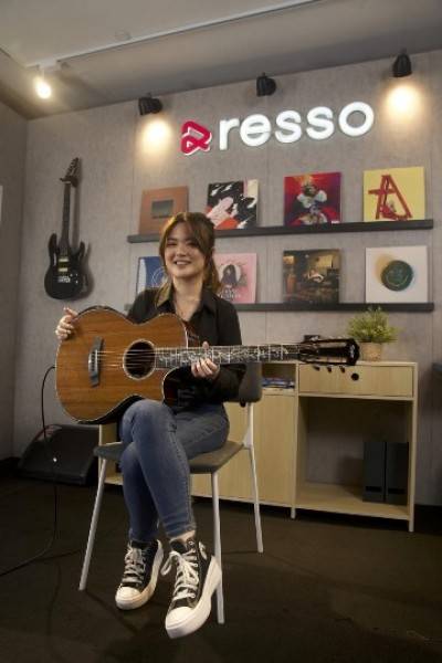 Lima Musisi Muda Berbakat Hangatkan Resso Studio Live dengan Lagu Andalan Versi Akustik   