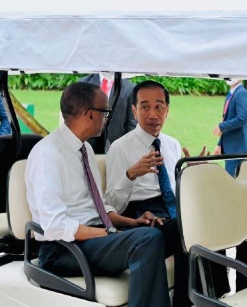 Presiden Jokowi  Bersama Presiden Rwanda Naik Mobil Golf