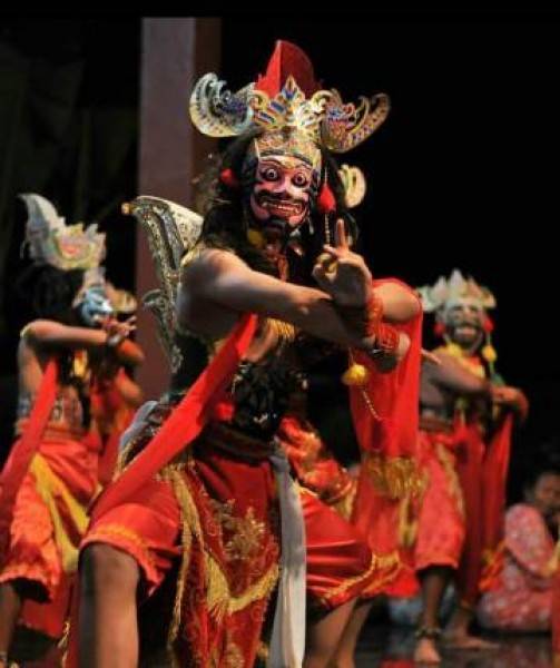 Pentas  Wayang Topeng Malangan Umbul-Umbul Mojopuro Penyangga Budaya Panji yang Tetap Eksis