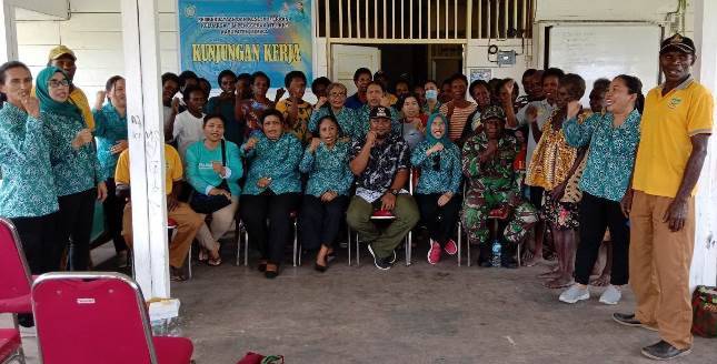 Babinsa Koramil 1710-07 Mapurujaya Laksanakan Pendampingan Tim Penggerak PKK Ke Kampung Keakwa
