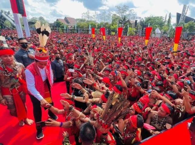 Di Hadapan Pasukan Merah Dayak, Presiden Jokowi Tegaskan Jangan Ada Benturan di Tahun Politik 