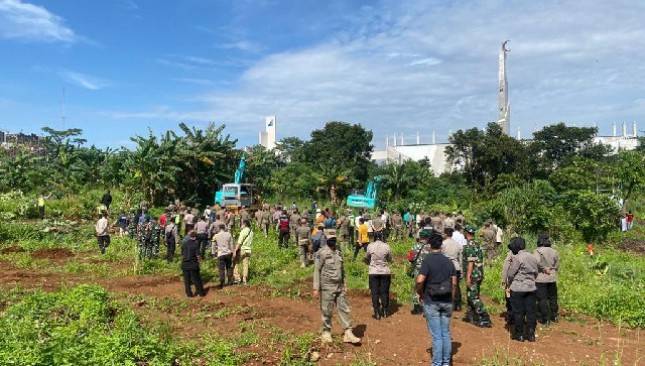 Kerahkan 3 Alat Berat, Penertiban Lahan UIII Terase I Sukses Tanpa Hambatan