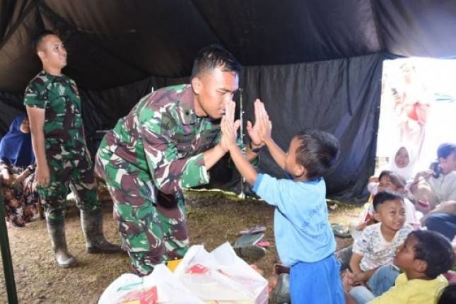 Satgas TNI Angkatan Laut Berbagi Kebahagiaan di Lokasi Bencana Cianjur