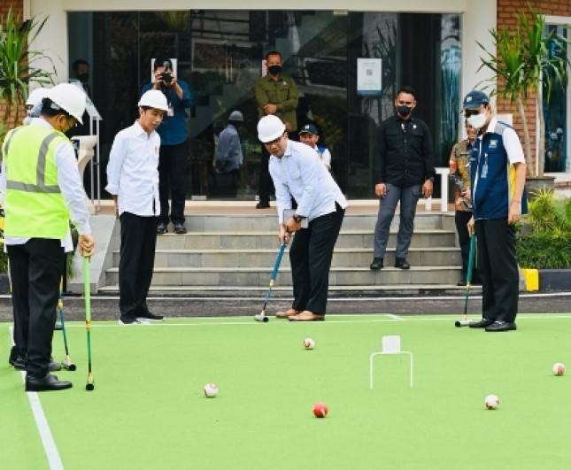 Presiden Jokowi  bersama Menteri PUPR Basuki dan Kang Emil Main Gateball