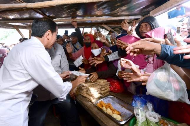 Presiden Jokowi Serahkan Bantuan Sosial kepada Pedagang di Pasar Sila Bima NTT