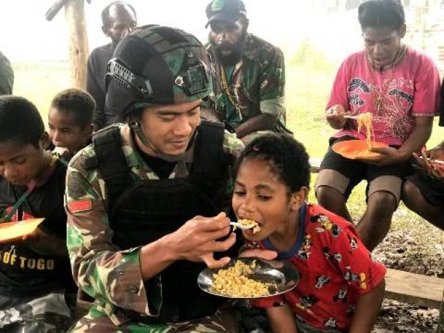 TNI Gelar Makan Bersama di Distrik Yigi Papua Pegunungan
