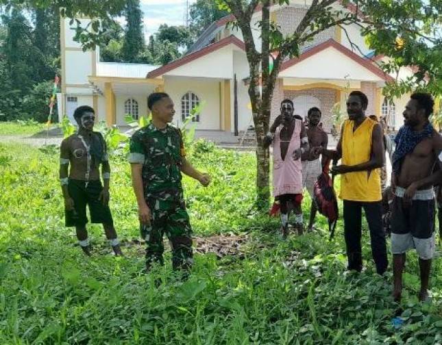 Babinsa Koramil 1710-07 Mapurujaya Komsos dengan Warga Binaan