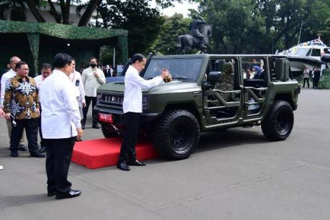 Presiden Jokowi Jajal dan Resmikan Nama Rantis Maung