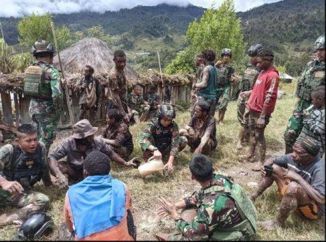 Satgas Yonif R 321/GT Ngopi Bersama Masyarakat Papua Pegununungan