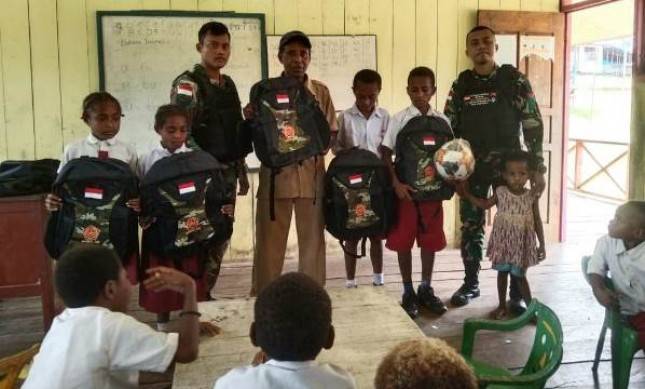 Satgas Yonif 143 TWEJ Bagikan Hadiah Kepada Murid-Murid Pedalaman RI-PNG 