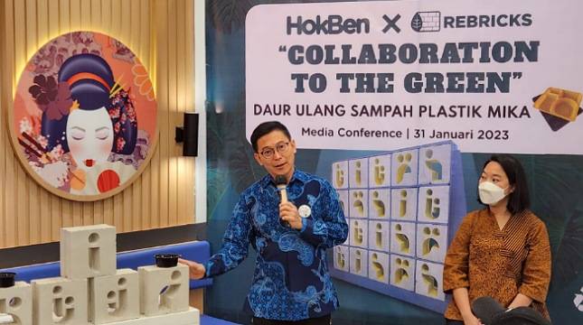 Kolaborasi Hokben dan Rebricks Sulap Sampah Plastik Mika Menjadi Roster