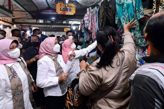 Tinjau Pasar Beringharjo, Ibu Negara Iriana Jokowi  dan Ibu Wury Dukung Produk UMKM Lokal