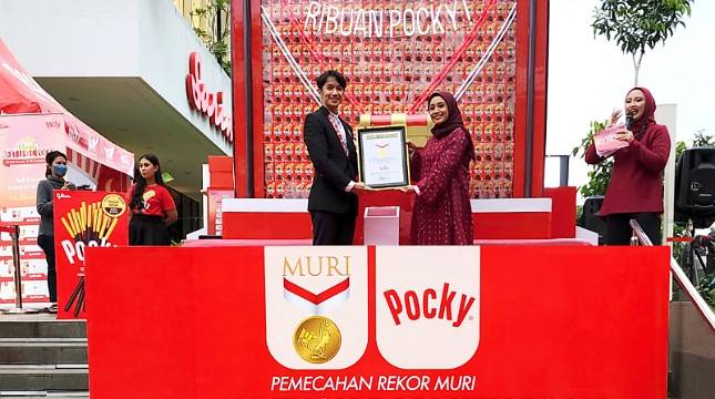 Pocky Tower Raksasa Setinggi 6 Meter di Sarinah Pecahkan Rekor Tertinggi