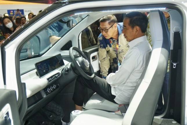 Presiden Jokowi  Berkunjung ke Booth Wuling Motors di IIMS 2023