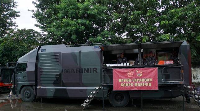 Pasmar 1 Dirujab Dapur Lapangan untuk Pengungsi Kebakaran Depo Pertamina Plumpang