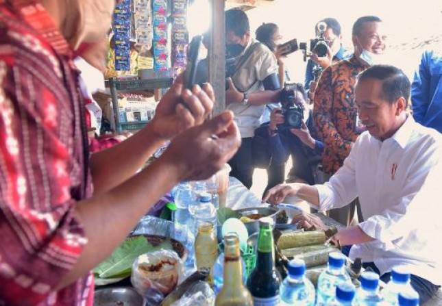 Presiden Jokowi Cek Ketersediaan Bahan Pokok di Pasar Mendenrejo Blora