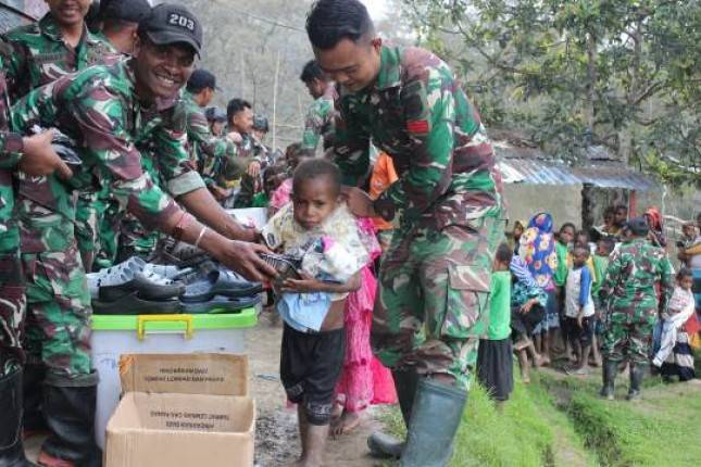 Satgas Yonif Mekanis 203/AK Bersama Artha Graha Berbagi Pakaian untuk Masyarakat Desa Tima