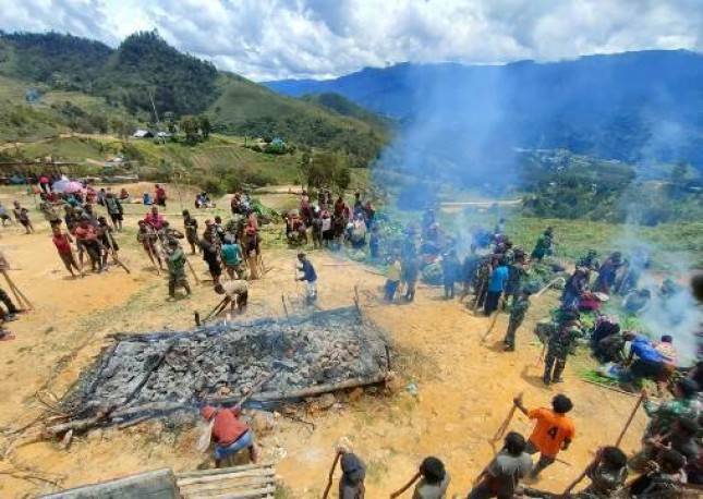 Satgas Yonif Mekanis 203/AK Adakan Acara Bakar Batu Bersama Masyarakat Distrik Mukoni