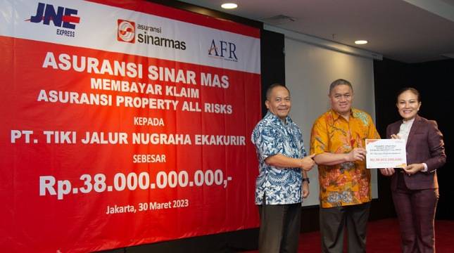 Asuransi Sinar Mas Bayarkan Klaim Property&nbsp;Sebesar Rp 38 Miliar Kepada JNE