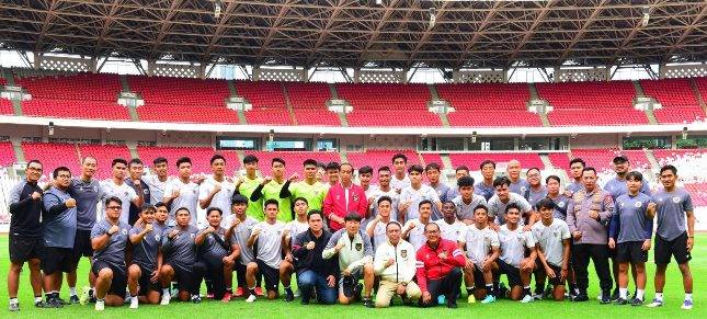 Presiden Jokowi  dan Ketum PSSI Erick Thohir Temui Timnas U-20 di Stadion GBK