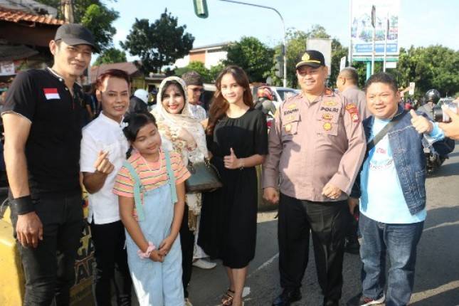 Selebriti Eko Mega Bintang Berbagi 5000 Takjil