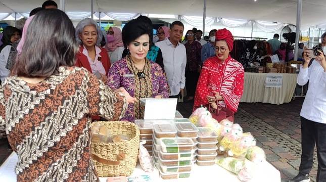 Sahara - Ikawati ATR/BPN & Kadin Gelar Bazar Ramadan Sembako Murah